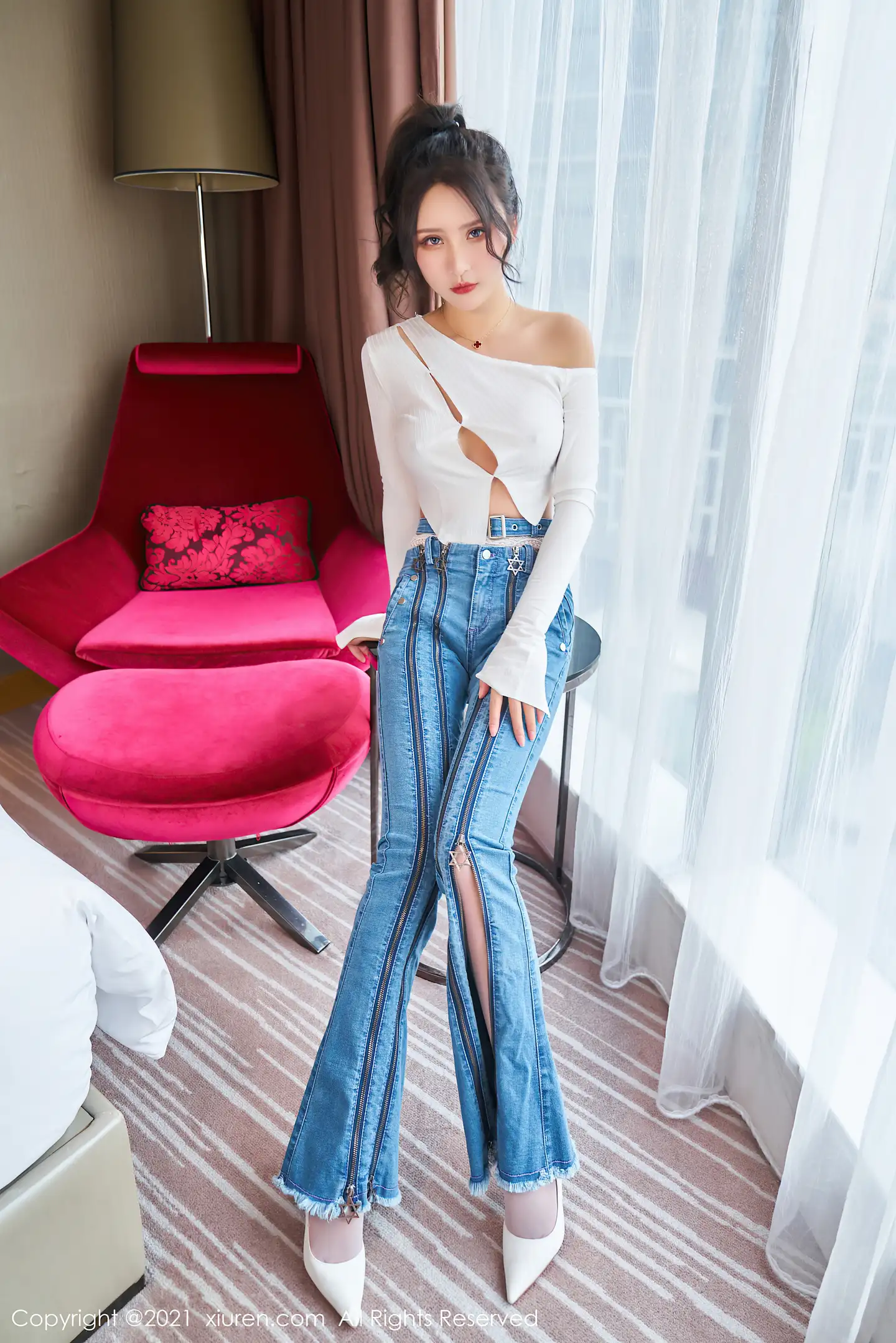 图片[5]-[XiuRen秀人网]VOL.3720 模特Emily尹菲私房脱牛仔裤露蕾丝吊袜内衣秀完美身材诱惑写真64P-秀人网官方网站